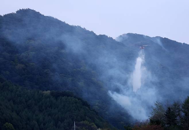 27일 강원 인제군 상남면 하남리 인근 야산에서 산불 진화 헬기가 분주하게 진화 작업을 펼치고 있다. 산림 당국에 따르면 불은 전날 오후 1시18분께 인제 상남면 하남리 서울양양고속도로 상남7터널 인근 야산에서 발생했다. 이날 오전 헬기 35대를 투입해 산불 진화를 이틀째 이어가고 있다. ⓒ연합뉴스
