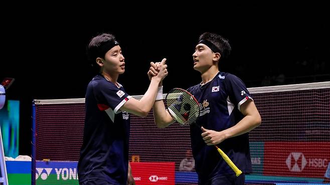 한국배드민턴대표팀이 2025수디르만컵에서 첫 단추를 잘 뀄다. 27일 중국 샤먼 펑항체육관에서 열린 체코와 대회 조별리그 B조 1차전에서 매치스코어 4-1로 이겼다. 남자복식 서승재(왼쪽)-김원호(오른쪽)를 비롯한 복식조가 제 역할을 한 덕분이다. 사진제공｜세계배드민턴연맹