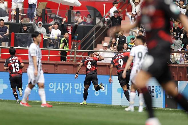 포항 오베르단(8번)이 27일 포항스틸야드에서 열린 서울과 ‘하나은행 K리그1 2025’ 10라운드 홈경기 도중 킥오프 6분 만에 골을 넣은 뒤 기뻐하고 있다. 오베르단의 결승 골에 힘입은 포항은 1-0으로 이겨 상위권 도약의 발판을 마련했다. 사진제공｜한국프로축구연맹