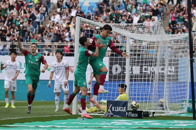 대전하나 주민규가 27일 대전월드컵경기장에서 열린 강원FC와 K리그1 10라운드 홈경기에서 결승골을 터트린 뒤 기뻐하고 있다. 사진제공｜한국프로축구연맹