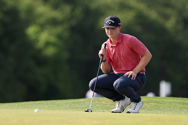 블레이즈 브라운이 지난 26일 미국 텍사스주 알링턴의 텍사스 레인저스 골프클럽에서 열린 콘페리 투어 베리텍스 뱅크 챔피언십 2라운드 17번 홀에서 퍼팅 라인을 살피고 있다. 게티이미지코리아