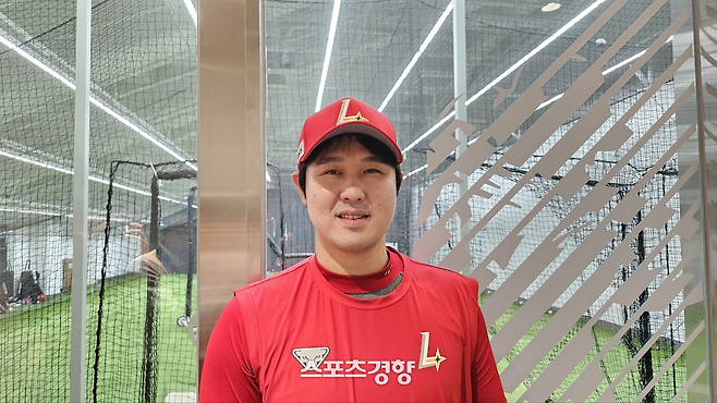 복귀를 앞둔 SSG 최정이 27일 인천 SSG랜더스필드 실내 훈련장 앞에서  소감을 밝히고 있다.