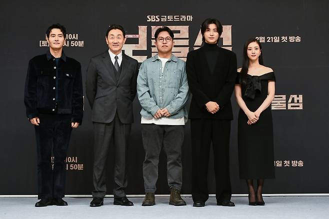 SBS 드라마 ‘보물섬’의 연출자 진창규 감독(가운데)과 배우 이해영(왼쪽부터), 허준호, 박형식, 홍화연이 지난 2월21일 서울 양천구 목동 SBS홀에서 열린 제작발표회에 참석해 포즈를 취하고 있다. 사진 SBS