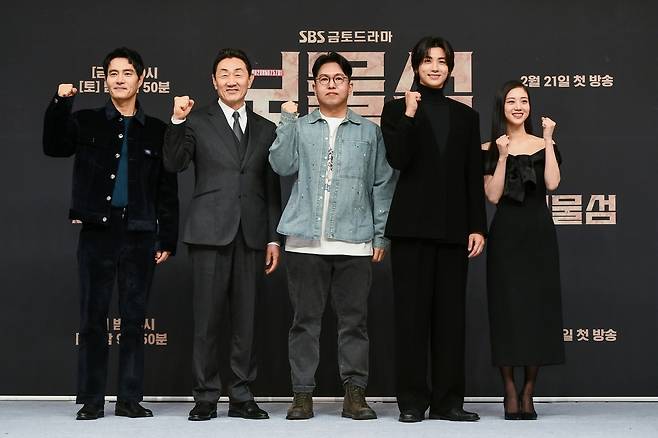 SBS 드라마 ‘보물섬’의 연출자 진창규 감독(가운데)과 배우 이해영(왼쪽부터), 허준호, 박형식, 홍화연이 지난 2월21일 서울 양천구 목동 SBS홀에서 열린 제작발표회에 참석해 포즈를 취하고 있다. 사진 SBS