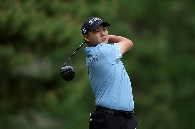 이태훈이  27일 경기 파주시 서원밸리 컨트리클럽에서 열린 KPGA 투어 우리금융 챔피언십 최종 라운드 3번 홀에서 티샷을 하고 있다. KPGA 제공
