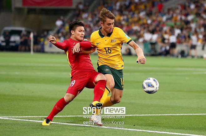 ▲ 박항서 현 대한축구협회 부회장이 베트남을 지휘하던 시절 그의 '황태자'로 불린 윙어 응우옌꽝하이(왼쪽)가 아세안 올스타팀 승선에 성공했다.