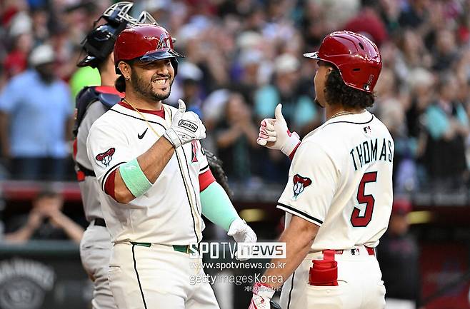 ▲ 애리조나 내야수 에우제니오 수아레즈가 27일(한국시간) 애틀랜타 브레이브스와 경기에서 홈런 네 방을 터뜨리는 기염을 토했다. 한 경기 3홈런은 세 번째이지만 한 경기 4홈런은 커리어 처음이다.