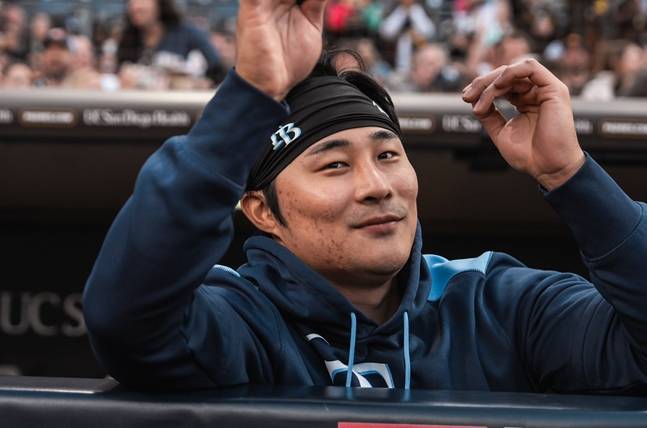 김하성이 샌디에이고 원정에 방문해 인사를 하고 있다. /사진=샌디에이고 파드리스 SNS