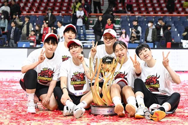 박경림(왼쪽 2번째)이 2024~25시즌 챔피언결정전 우승 후 동료들과 기념촬영을 하고 있다. /사진=WKBL 제공