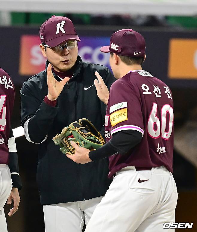 승리 후 오선진(오른쪽)이 홍원기 감독과 하이파이브를 하고 있다.