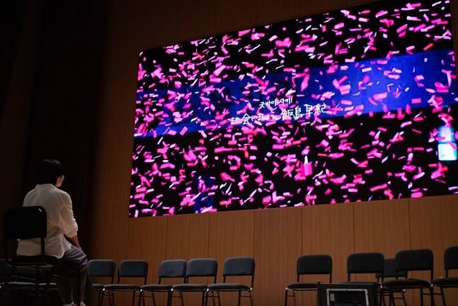 이이지마 사키가 기념영상을 시청하고 있다. /사진=BNK 제공