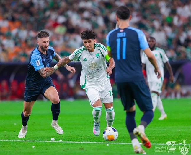 피르미누(가운데)의 돌파 모습. /사진=알 아흘리 공식 SNS