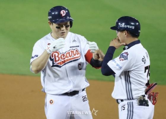 두산 베어스 양의지(왼쪽). /사진=김진경 대기자