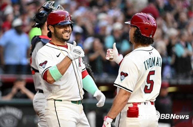 애리조나의 에우제니오 수아레즈(왼쪽)가 27일(한국시간) 미국 애리조나주 체이스필드에서 열린 애틀랜타와 2025 미국 메이저리그 야구(MLB) 정규시즌 홈경기에서 홈런을 터트리고 기뻐하고 있다. /AFPBBNews=뉴스1