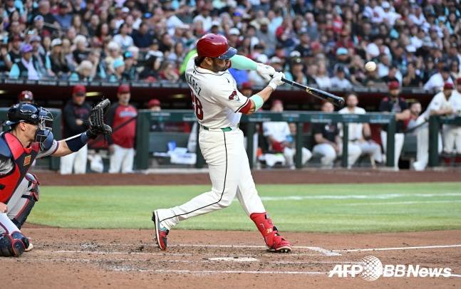 애리조나의 에우제니오 수아레즈가 27일(한국시간) 미국 애리조나주 체이스필드에서 열린 애틀랜타와 2025 미국 메이저리그 야구(MLB) 정규시즌 홈경기에서 홈런을 터트리고 있다. /AFPBBNews=뉴스1