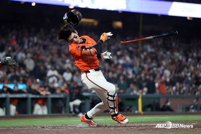 이정후가 투구를 피하는 모습. /AFPBBNews=뉴스1