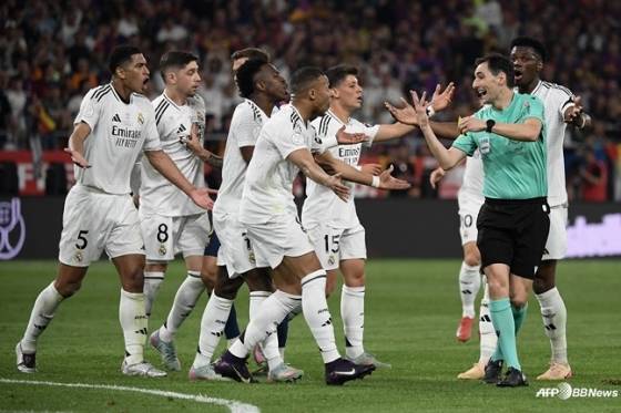 레알 마드리드 선수들이 27일(한국시간) 스페인 세비야의 에스타디오 올림피코 데 세비야에서 열린 2024~2025시즌 코파 델 레이 결승 경기 중 주심에게 항의하고 있다. /AFPBBNews=뉴스1