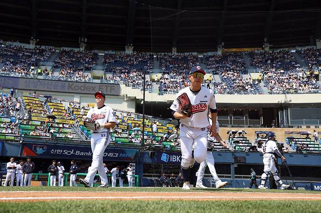 두산 베어스 정수빈이 26일 잠실 롯데 자이언츠전에서 수비를 위해 그라운드로 나가고 있다. 두산 베어스