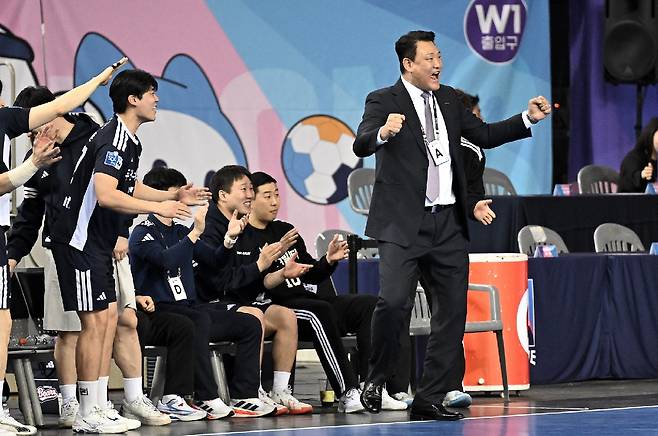남자핸드볼 두산 윤경신 감독이 26일 H리그 챔피언결정전 3차전에서 포효하고 있다. 한국핸드볼연맹