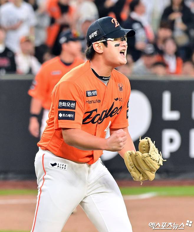 26일 오후 대전 한화생명 볼파크에서 열린 '2025 신한 SOL Bank KBO리그' KT 위즈와 한화 이글스의 경기, 한화가 KT에 2:1로 승리하며 연패에서 탈출했다. 9회초 2사 한화 김서현이 포효하고 있다. 대전, 김한준 기자