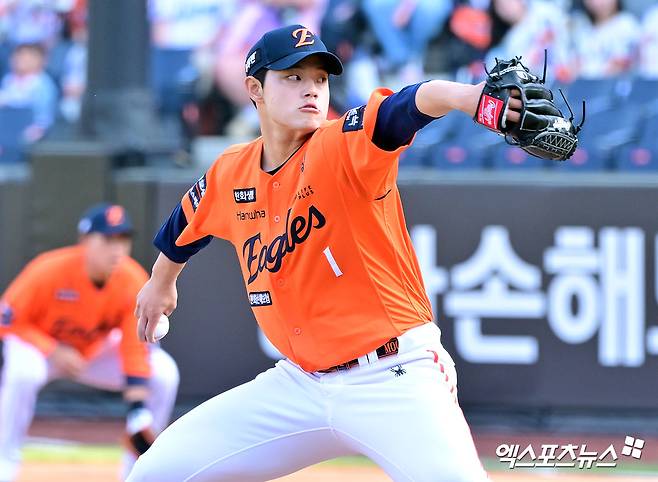 26일 오후 대전 한화생명 볼파크에서 열린 '2025 신한 SOL Bank KBO리그' KT 위즈와 한화 이글스의 경기, 1회초 한화 선발투수 문동주가 공을 힘차게 던지고 있다. 대전, 김한준 기자