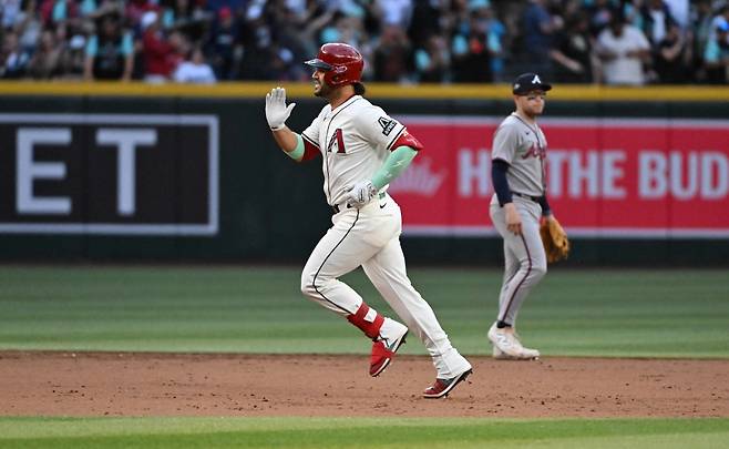 애리조나 다이아몬드 내야수 에우제니오 수아레즈가 27일 미국 애리조나주 피닉스의 체이스필드에서 열린 2025 미국프로야구 메이저리그 애틀랜타 브레이브스와의 홈경기에 6번타자 겸 3루수로 출전해 4타수 4안타 5타점을 기록했다. 안타 4개 모두 홈런이었다. MLB 역사상 1경기 4홈런은 이번이 역대 19번째다. AFP 연합뉴스