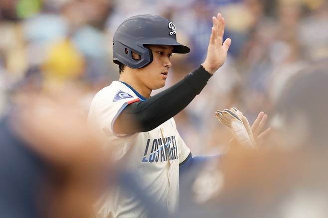 LA 다저스 오타니 쇼헤이가 27일 미국 캘리포니아주 로스앤젤레스의 다저스타디움에서 열린 2025 미국프로야구 메이저리그(MLB) 피츠버그 파이리츠와의 홈경기에 1번 지명타자로 선발 출전해 5타수 3안타 1타점 2득점을 기록했다. AFP 연합뉴스