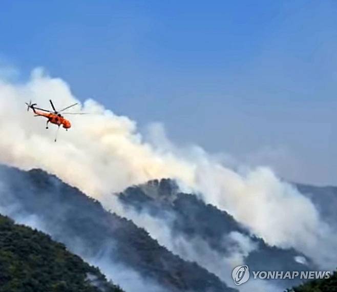 인제 산불 현장 투입된 진화 헬기 (인제=연합뉴스) 26일 오후 1시 18분께 인제군 상남면 하남리 인근 야산에서 산불이 나 산림청 진화 헬기가 투입돼 진화하고 있다. 2025.4.26 [독자 제공. 재판매 및 DB 금지] jlee@yna.co.kr