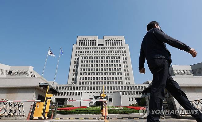 대법 전원합의체, 이재명 사건 두번째 심리 (서울=연합뉴스) 신현우 기자 = 대법원 전원합의체가 이재명 전 더불어민주당 대표의 공직선거법 위반 혐의 사건 두 번째 기일을 여는 24일 서울 서초구 대법원. 2025.4.24 nowwego@yna.co.kr