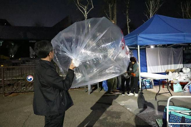 풍선에 헬륨가스 주입하는 납북자가족 [납북자가족모임 제공. 재판매 및 DB 금지]