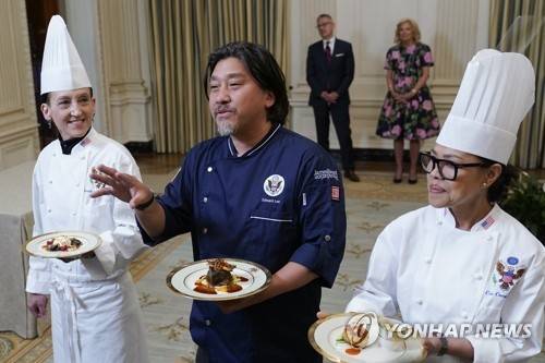 2023년 4월 한미정상 국빈만찬 메뉴 발표하는 에드워드 리 [워싱턴DC AP=연합뉴스 자료사진] 에드워드 리가 2023년 4월 24일(현지시간) 미국 백악관에서 한미 정상 국빈만찬 메뉴를 소개하고 있다. 2025.4.27