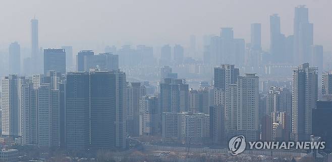 수도권 아파트 매매 비중 4년만에 최대 (서울=연합뉴스) 김도훈 기자 = 지난해 전국 아파트 거래에서 수도권 비율이 4년 만에 가장 큰 것으로 나타났다.
    1일 분양평가 전문회사 리얼하우스가 분석한 한국부동산원의 지역별 매매를 보면 2024년 전국 아파트 매매 49만2천52건 중 45.4%가 수도권(서울·경기·인천)에서 거래된 것으로 나타났다. 이는 2021년(47.2%) 이후 4년 만에 가장 높은 비율이다. 
    사진은 1일 서울 남산에서 바라본 서울 아파트 단지 모습. 2025.4.1 superdoo82@yna.co.kr