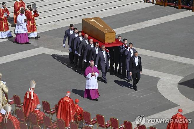 운구되는 프란치스코 교황의 관 [UPI=연합뉴스]