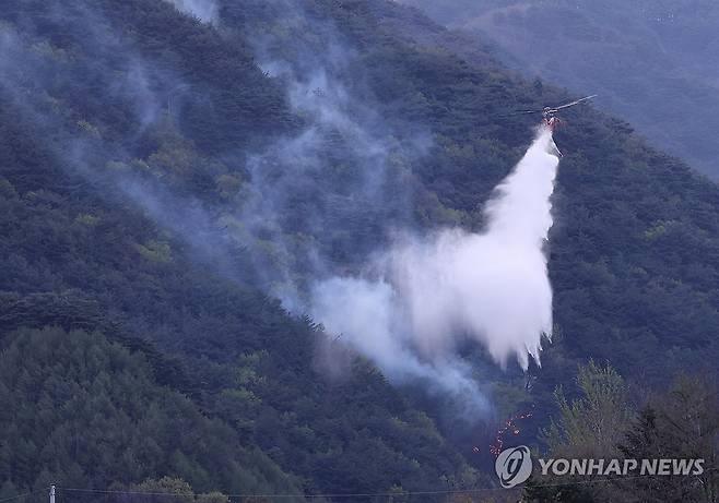 인제 산불 이틀째…진화 작업 분주한 헬기 (인제=연합뉴스) 양지웅 기자 = 27일 강원 인제군 상남면 하남리 인근 야산에서 산불 진화 헬기가 분주하게 진화 작업을 펼치고 있다. 2025.4.27 yangdoo@yna.co.kr