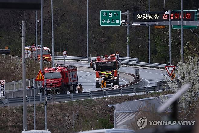 인제 산불 이틀째…분주한 진화 차량 (인제=연합뉴스) 양지웅 기자 = 27일 강원 인제군 상남면 하남리 인근 도로에서 진화 차량이 분주히 산불 현장으로 향하고 있다.
    산림 당국에 따르면 불은 전날 오후 1시 18분께 인제 상남면 하남리 서울양양고속도로 상남7터널 인근 야산에서 발생했고 이날 오전 헬기 35대를 투입해 산불 진화를 이틀째 이어가고 있다. 2025.4.27 yangdoo@yna.co.kr