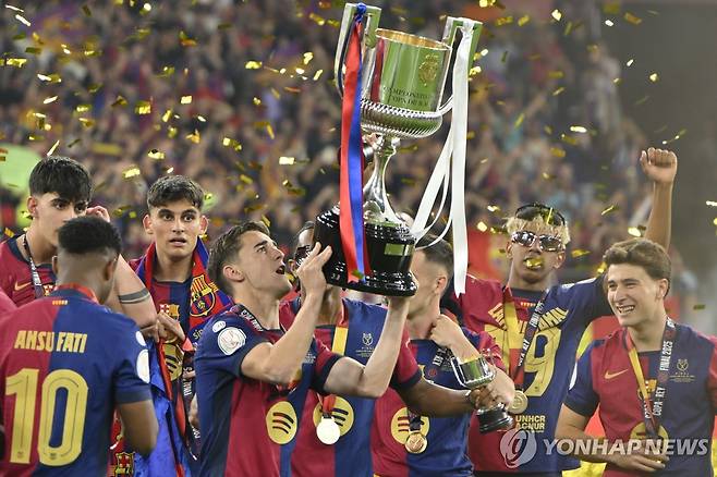 국왕컵 우승 트로피를 들어 올리고 기뻐하는 바르셀로나 선수들 [EPA=연합뉴스]