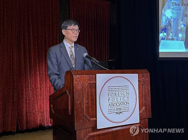 외교정책협회서 만찬사 하는 이창용 총재 (서울=연합뉴스) 이창용 한국은행 총재가 21일(현지시간) 미국 뉴욕에서 외교정책협회(FPA)가 수여하는 메달을 받고 만찬사를 하고 있다. 2025.4.22 [한국은행 제공. 재판매 및 DB 금지] photo@yna.co.kr