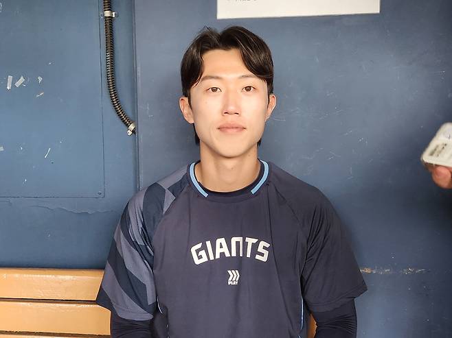 인터뷰하는 롯데 유격수 전민재 (서울=연합뉴스) 하남직 기자 = 롯데 자이언츠 유격수 전민재가 27일 서울 잠실구장에서 취재진과 인터뷰하고 있다.