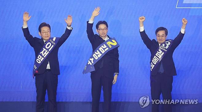 지지자들에게 인사하는 이재명-김경수-김동연 후보 (고양=연합뉴스) 김주성 기자 = 더불어민주당 이재명(왼쪽부터), 김경수, 김동연 대선 경선 후보가 27일 경기 고양시 킨텍스에서 열린 '제21대 대통령선거 후보자 선출을 위한 수도권·강원·제주 경선 및 최종 후보자 선출 대회'에 입장해 지지자들에게 인사하고 있다. 2025.4.27 utzza@yna.co.kr