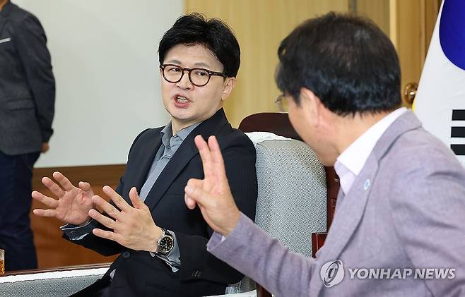 대화하는 한동훈 후보와 유정복 시장 (인천=연합뉴스) 임순석 기자 = 국민의힘 한동훈 제21대 대통령 선거 경선 후보가 27일 인천시청에서 유정복 시장과 회동 대화하고 있다. 2025.4.27 soonseok02@yna.co.kr