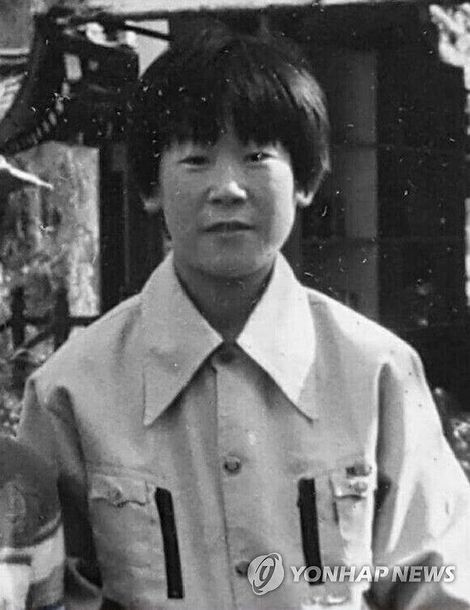 1978년 야구 글로브 공장인 '대양실업' 소년공 시절의 더불어민주당 이재명 대선 후보 모습. 그해 4월 말 고입 검정고시학원에 등록해 8월 합격했다. [이재명 후보 측 제공. 재판매 및 DB 금지]