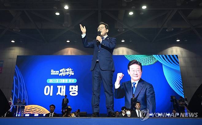 더불어민주당 이재명 대선 후보 수락 연설 (고양=연합뉴스) 김주성 기자 = 더불어민주당 대선 후보로 선출된 이재명 후보가 27일 경기 고양시 킨텍스에서 열린 '제21대 대통령선거 후보자 선출을 위한 수도권·강원·제주 경선 및 최종 후보자 선출 대회'에서 수락 연설을 하고 있다. 2025.4.27 [공동취재] utzza@yna.co.kr