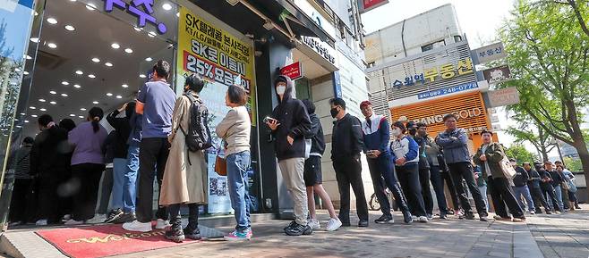 ▲ 해킹 공격으로 가입자 유심 정보가 탈취된 SK텔레콤이 가입자들에게 유심 무상 교체를 시작한 28일 오전 수원시의 한 SK텔레콤 직영점에 유심을 교체하려는 고객들이 줄지어 대기하고 있다./전광현 기자 maggie@incheonilbo.com