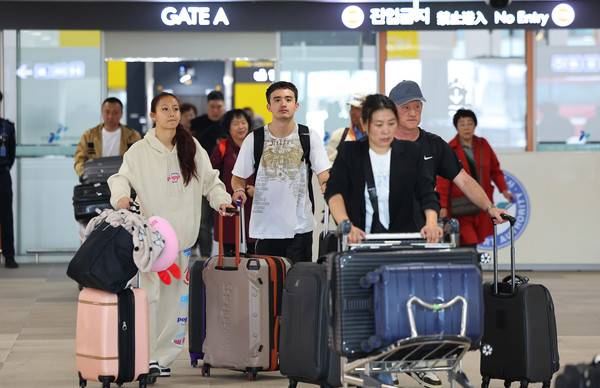 28일 인천항 국제여객부두로 선사 단동훼리 2만4천748t급 카페리 '오리엔탈 펄 8호'을 타고 입국한 중국 관광객들이 여객터미널을 나서고 있다. [사진 = 연합뉴스]