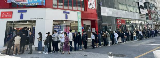 가입자 유심(USIM) 정보를 탈취당한 SK텔레콤이 유심 무료교체 서비스를 시작한 28일 광주시 동구 금남로 SK텔레콤 대리점에서 시민들이 유심 교체를 위해 줄을 서 차례를 기다리고 있다.
 /나명주기자mjna@kwangju.co.kr