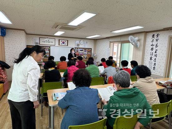 ▲ 25일 울산 동구 전하경로당에서 이용자들이 삼삼오오 모여 한글 공부를 하고 있다.