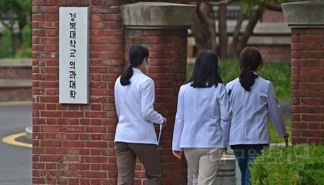 대구권 의대생들의 집단 수업 거부가 이어지는 가운데 각 대학과 교육부가 유급 처분을 예고하고 있다. 사진은 경북대 의과대학. 대구일보 DB.