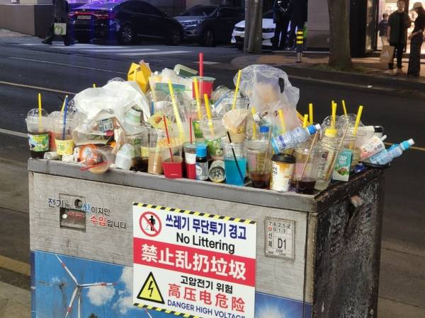 지난 27일 오후 10시, 누웨마루거리 분전함 위 쓰레기가 쌓여있는 모습이다.