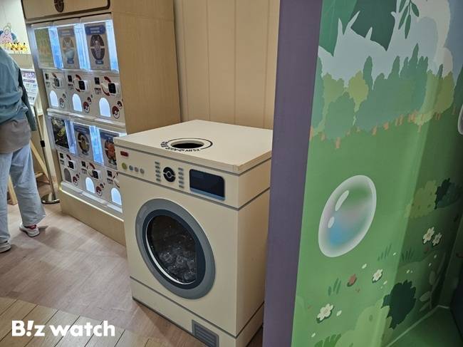 '포켓몬 타운 2025' 행사장에 포켓몬 캡슐 수거함이 설치됐다./사진=김동훈 기자