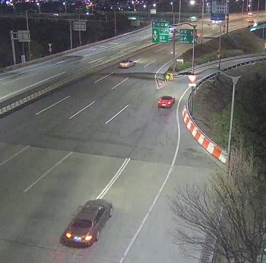 포르쉐 차량을 벤틀리 차량이 따라가는 장면(사진 출처: 경기 일산서부경찰서)